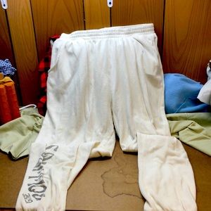 It does have little hole in the booty